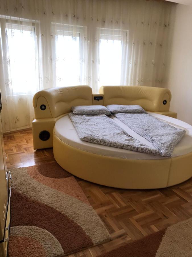 Apartment Alpi Печ Екстериор снимка